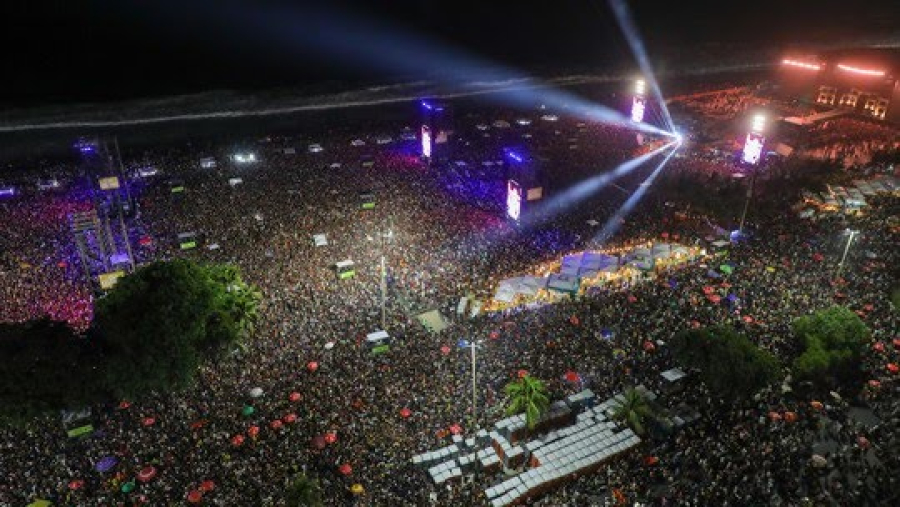 FOTOS: compare os públicos dos megashows de Lady Gaga e Madonna em Copacabana